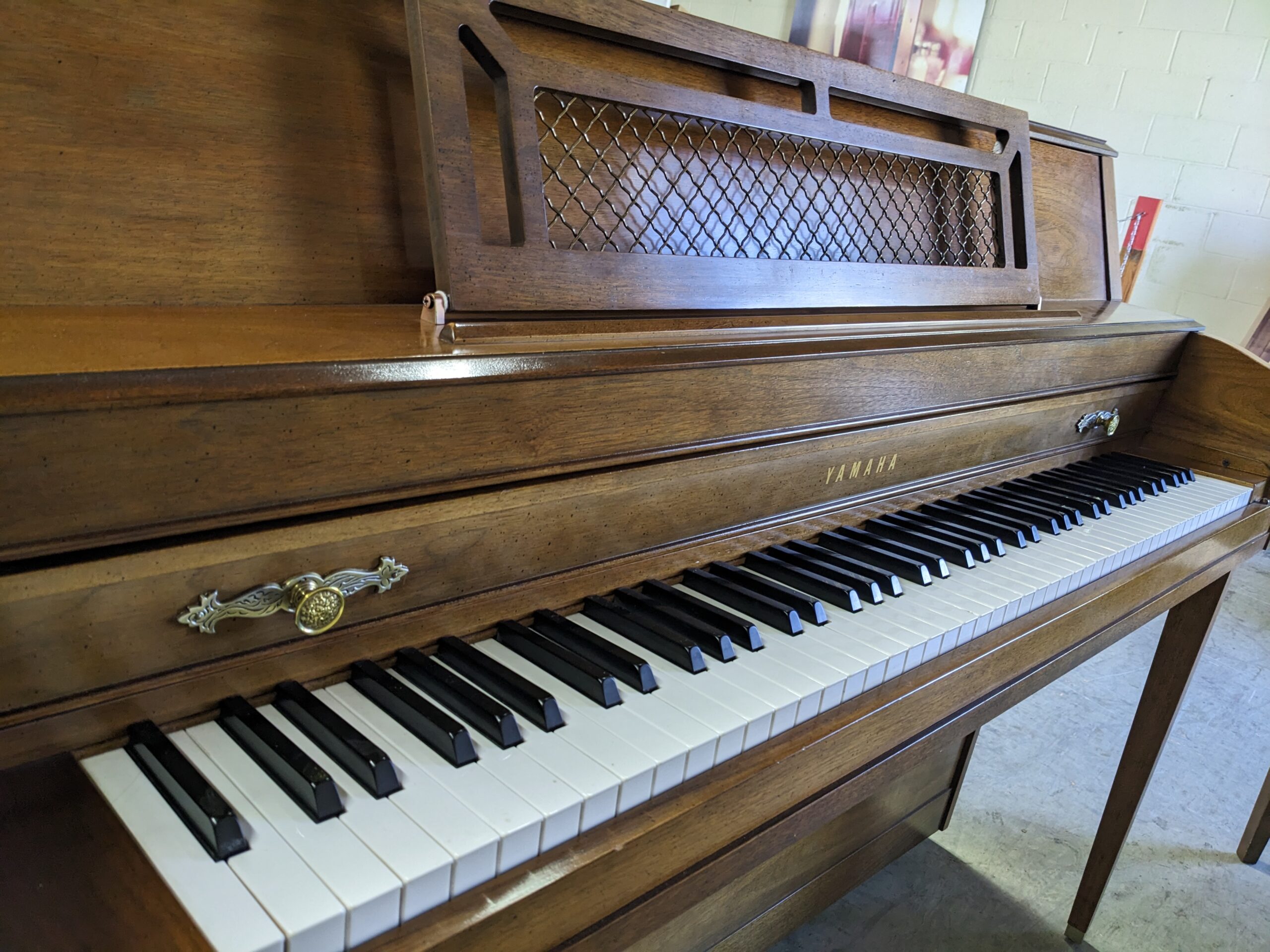 Yamaha Console in Oak #U179612 - Image 4