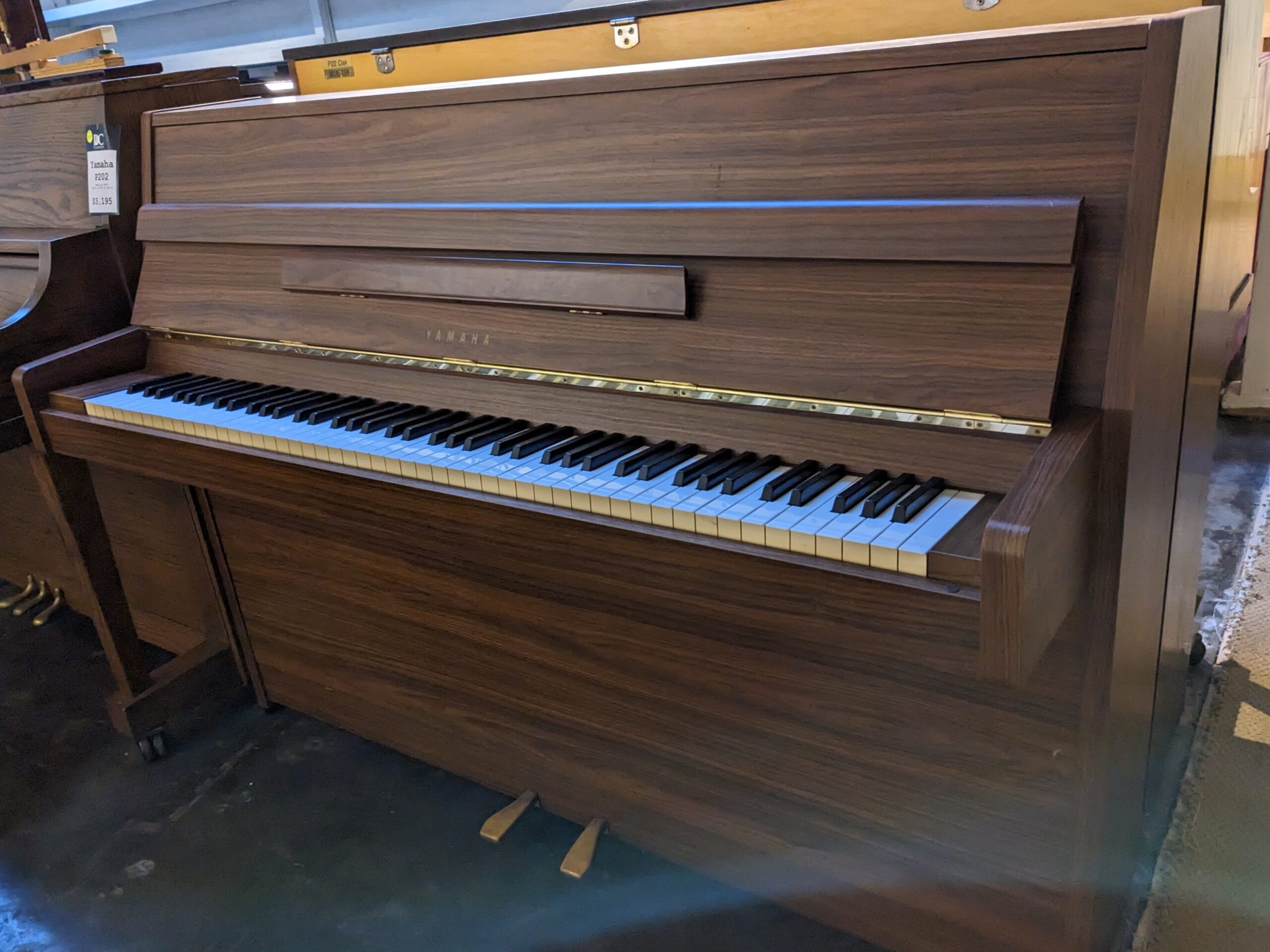 Yamaha LU-11 Console in Walnut