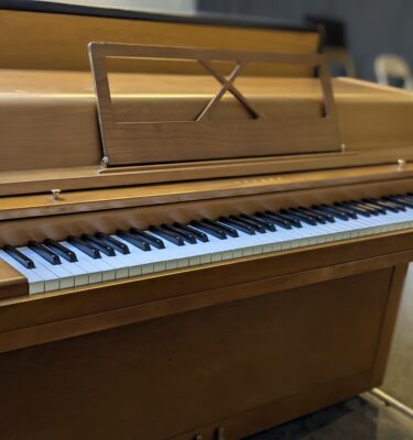 Yamaha Spinet in Walnut# 551269