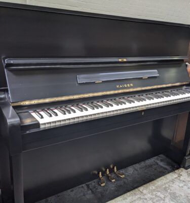 Kaiser (Yamaha) 52"  Upright in High Polished Ebony #778433