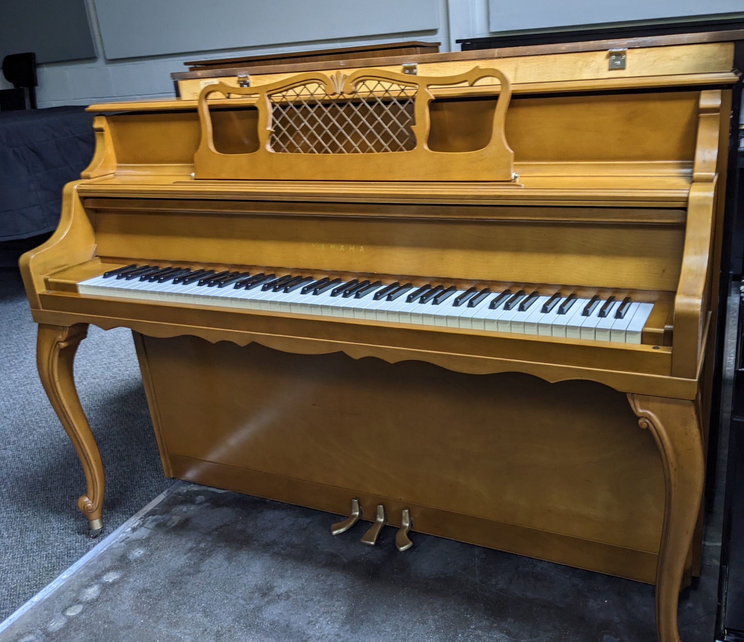 Yamaha Console in Oak #651233
