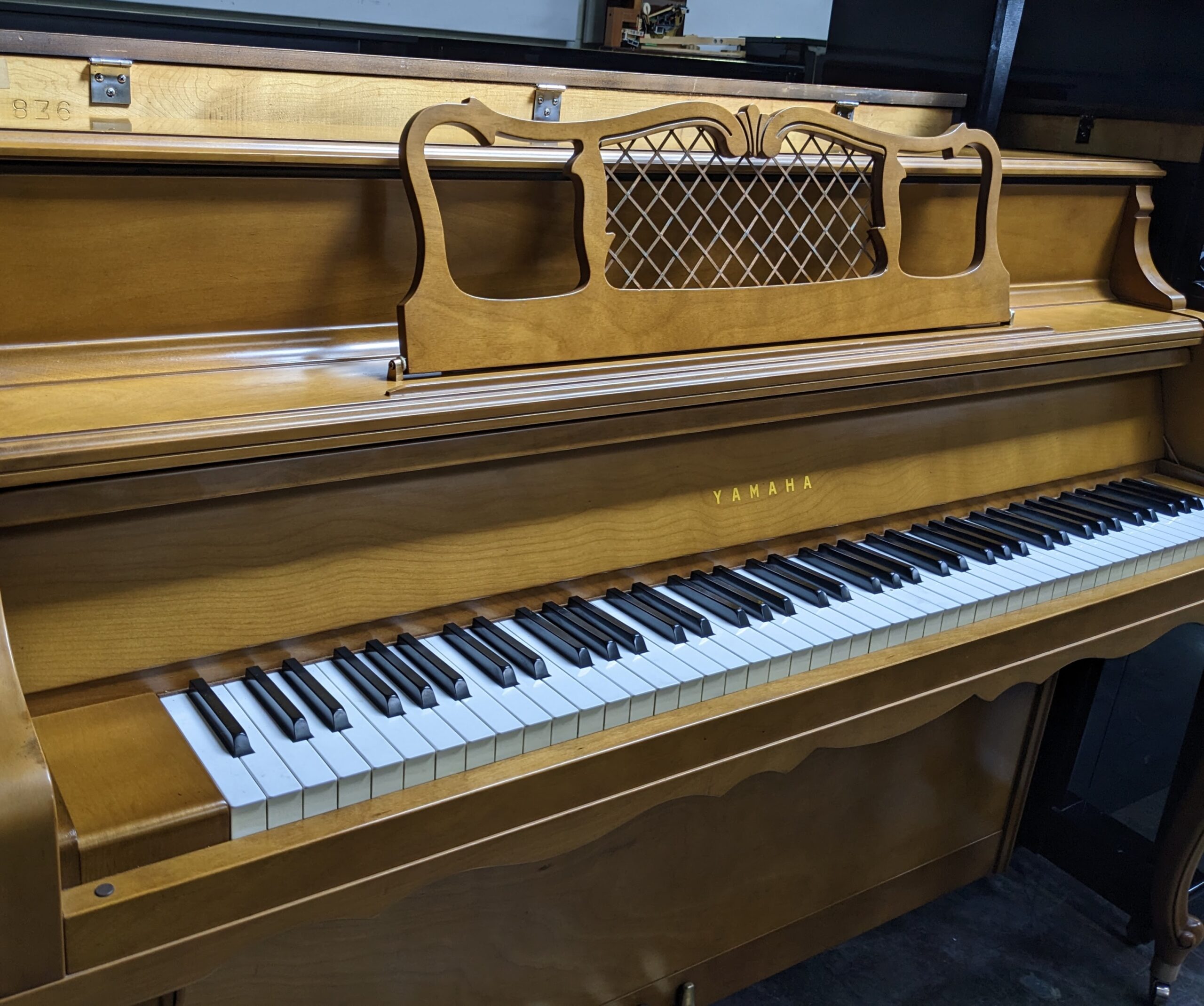 Yamaha Console in Oak #651233 - Image 3